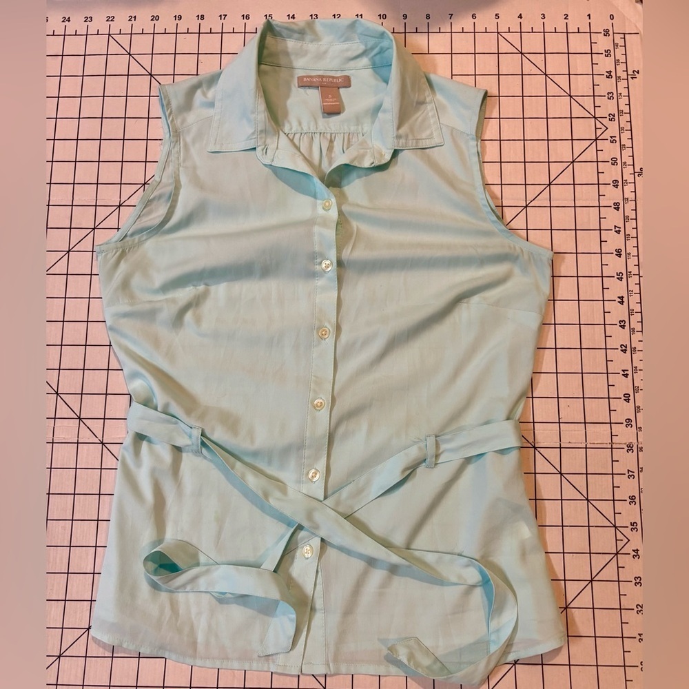 Banana Republic Women’s Size Small Clear Ocean‎ Sleeveless Button Down Shirt